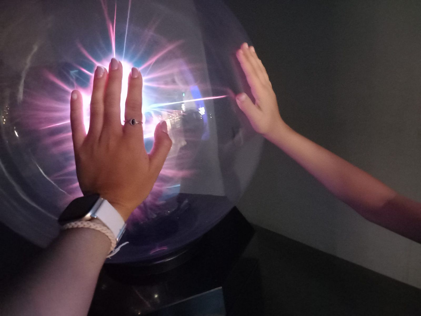 Imagen de dos pares de manos sobre una bola de cristal 